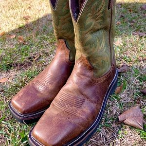 Justin Stamped square toe waxy brown/hunter green, soft toe, like new, 11D mens